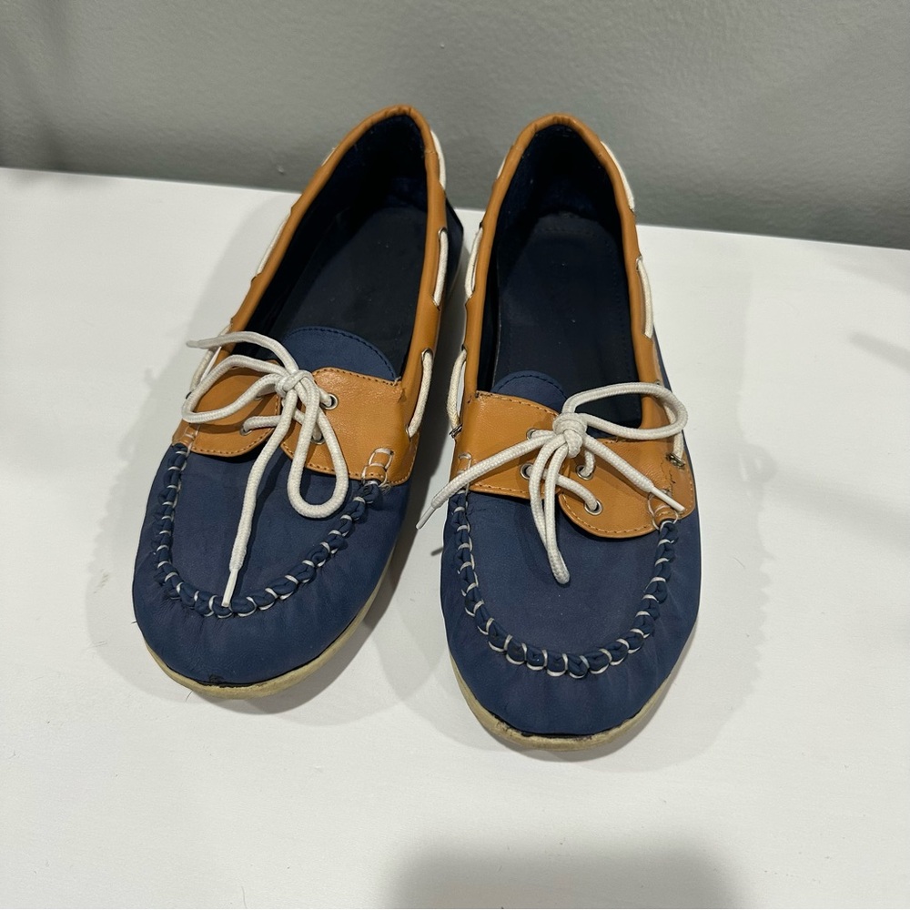 🌼 Elegant Navy and Tan Women's Loafers 🌼5/$15🌼